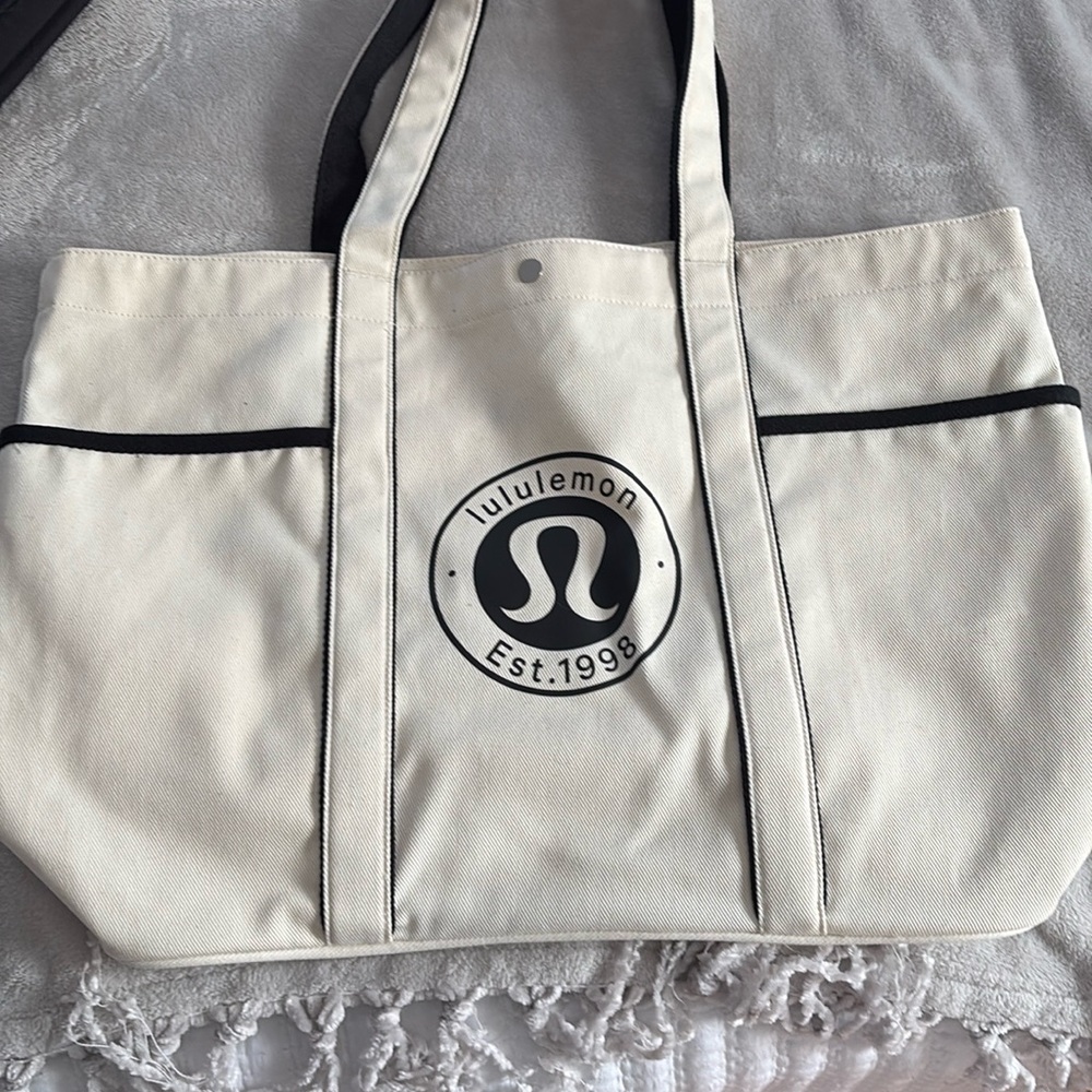 LULU tote bag